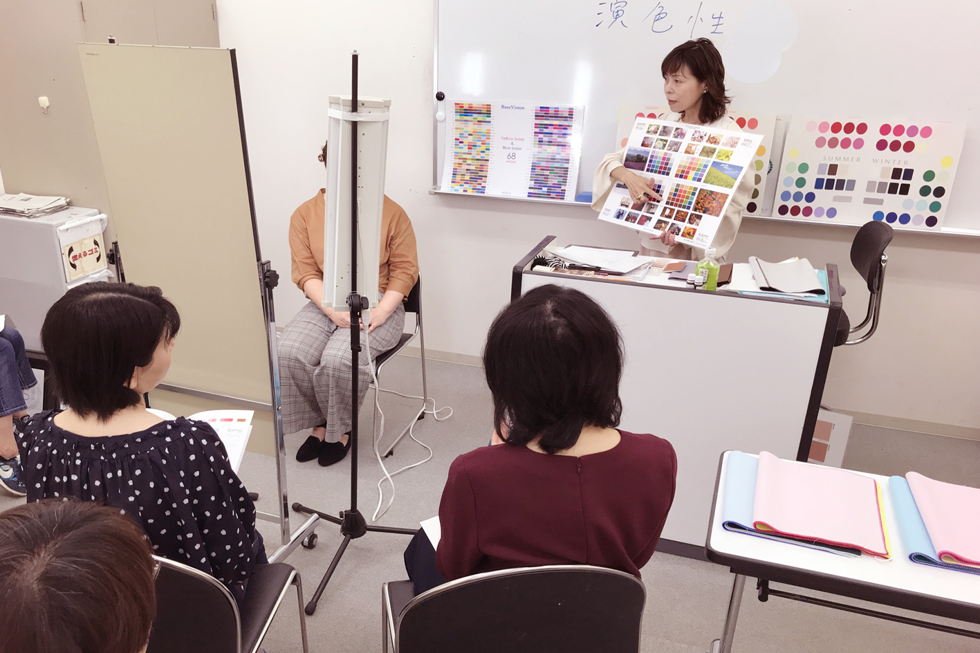 イルドクルールのカラーの色彩講義の様子松元昌子